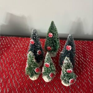 Source Unknown Green and White Holiday Trees with Red Accents